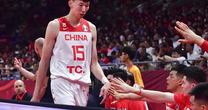 除此之外，一名来自广东的同学也在现场用粤语提问导演对于香港电影衰退的看法，导演不仅热情翻译，更是表示香港电影早就融入祖国了，大家都是华语电影，这一回答赢得了现场的热烈掌声
